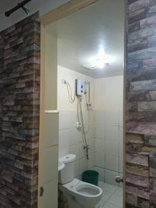 een badkamer met een toilet en een douche bij Kassel residence Mhavic Family room good for 5guest in Manilla