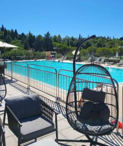 gabbia per uccelli situata accanto alla piscina di Apartment Residence Marina Portorož LEVANT 203&202 a Portoroz