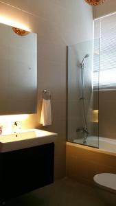 Ένα μπάνιο στο Beach Front Bungalow Tanjung Bungah