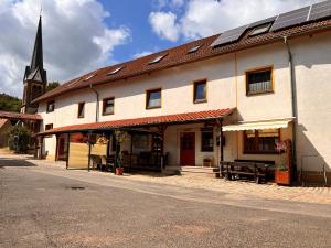 a building with solar panels on the side of it at Pension "Tor zum Rennsteig" in Hörschel