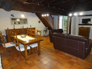 - un salon avec une table et un canapé dans l'établissement Gîte des Bruyères, à Graçay