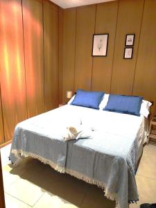 1 dormitorio con 1 cama blanca grande con almohadas azules en Mercat Silence, en Valencia