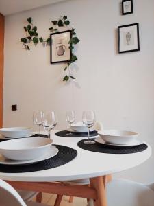 una mesa de comedor con platos y copas de vino en Mercat Silence, en Valencia