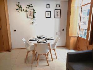 comedor con mesa y sillas blancas en Mercat Silence, en Valencia