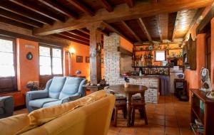 sala de estar con sofá y mesa en Hotel Rural Valleoscuru en Tresgrandas