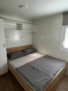 Posteľ alebo postele v izbe v ubytovaní ZEN MURTER Mobil home