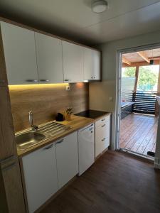 Kuchyňa alebo kuchynka v ubytovaní ZEN MURTER Mobil home