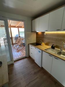Kuchyňa alebo kuchynka v ubytovaní ZEN MURTER Mobil home