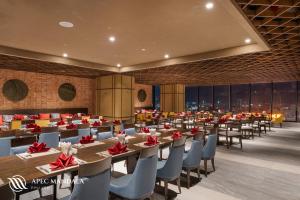 Mandala Hotel & Spa Phú Yên في توي هوا: غرفة طعام كبيرة مع طاولات وكراسي