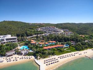 widok ośrodka i plaży z lotu ptaka w obiekcie Eagles Palace - Small Luxury Hotels of the World w mieście Uranupoli +37 zdjęć