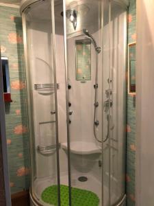 y baño con ducha y puerta de cristal. en KULDIGAS 38 APARTMENTS, en Liepāja