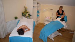 kobieta w pokoju szpitalnym z dwoma łóżkami w obiekcie Gästehaus Am Ludwigsberg w mieście Bad Kötzting