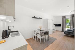 een keuken en een woonkamer met een tafel en stoelen bij Boutique Space VIE #4o2 in Wenen