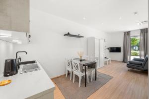 a kitchen and living room with a table and chairs at VibeStudio B2 - Central Vienna 1090 - 50m2 - Self Check-In - AC in Vienna