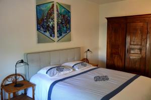 Un pat sau paturi într-o cameră la La Roche Cantin