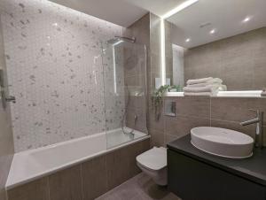 Charles Hope London Brentford的一间浴室