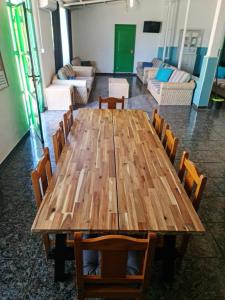 una gran mesa de madera y sillas en una habitación en Aguatona, en Ingenio