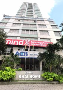 Een hoog gebouw met een Khtar Hogan bord erop. bij Khai Hoan Apartment Hotel in Ho Chi Minh-stad