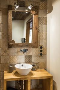 bagno con lavandino bianco e specchio di Norberts Place a Lanslevillard