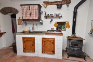 een kleine keuken met een fornuis in de kamer bij Vignoli in Bagni di Lucca +16 foto's