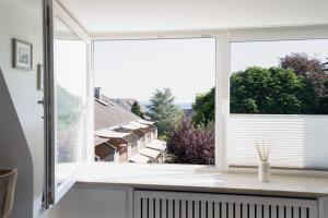 ventana grande con vistas a la ciudad en Wald-020-Waldburg-Neu-in-der-Vermietung, en Scharbeutz