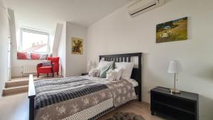 Кровать или кровати в номере Premium Buda Castle Apartment