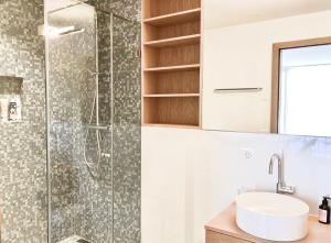 a bathroom with a shower and a sink at modern, gemütlich & zentral - 3.5 Zimmerwohnung in Flims +20 photos