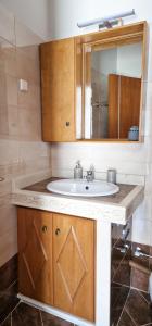 La salle de bains est pourvue d'un lavabo et d'un miroir. dans l'établissement Kyano seaview, à Olympos