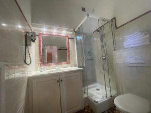 La salle de bains est pourvue d'une douche, d'un lavabo et de toilettes. dans l'établissement Hotel Villa Provencale, à Cavalaire-sur-Mer