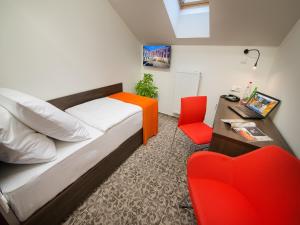Televízia a/alebo spoločenská miestnosť v ubytovaní EA Business Hotel Jihlava
