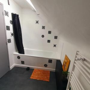 ein weißes Zimmer mit einer Dusche und einem Fenster in der Unterkunft Maison bretonne au cœur d'un petit hameau 