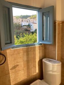 SorvilánにあるCasa Amigos Sorvilan - La Almendraのバスルーム(トイレ付)、窓が備わります。