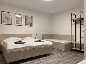 Rúm í herbergi á Apartmán LUEL