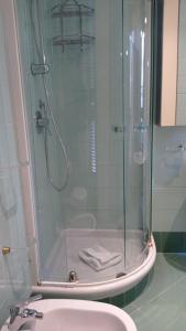een badkamer met een douche, een wastafel en een toilet bij Have a nice day at Piazza Navona in Rome