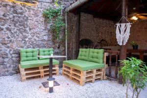 A seating area at Casa Maria Hotel