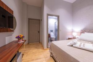 A bed or beds in a room at Casa Maria Hotel