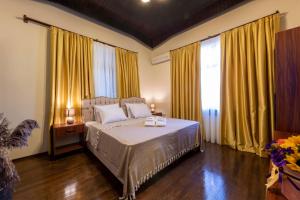 A bed or beds in a room at Casa Maria Hotel