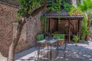A garden outside Casa Maria Hotel