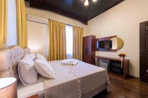 A bed or beds in a room at Casa Maria Hotel
