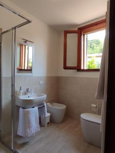 a bathroom with a sink and a tub and a toilet at Locanda di Cornoleda in Cinto Euganeo