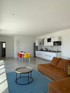 - un salon avec un canapé et une table dans l'établissement Casa Al Fianco - Brand new house with a breathtaking view, à Petacciato