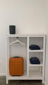biała półka z pomarańczową walizką w pokoju w obiekcie Casa Al Fianco - Brand new house with a breathtaking view w mieście Petacciato