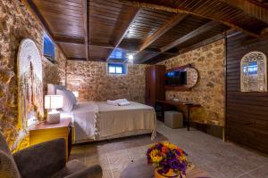 A bed or beds in a room at Casa Maria Hotel