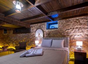 A bed or beds in a room at Casa Maria Hotel