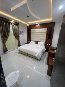 شقق برج السمو للشقق المفروشة في نجران: غرفة نوم كبيرة بها سرير وحمام