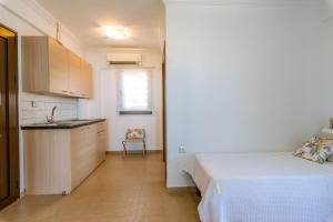 3Aktes Suites & Studios客房内的一张或多张床位