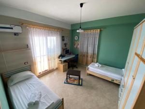 una camera con due letti e una scrivania di Promenade 3-Bedroom apartment with large balcony. a Durrës