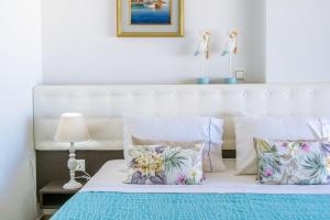 3Aktes Suites & Studios客房内的一张或多张床位