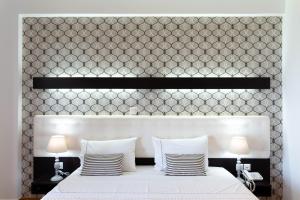 3Aktes Suites & Studios客房内的一张或多张床位