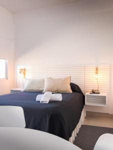 sypialnia z łóżkiem z dwoma ręcznikami w obiekcie Hotel Crespo w mieście Crespo